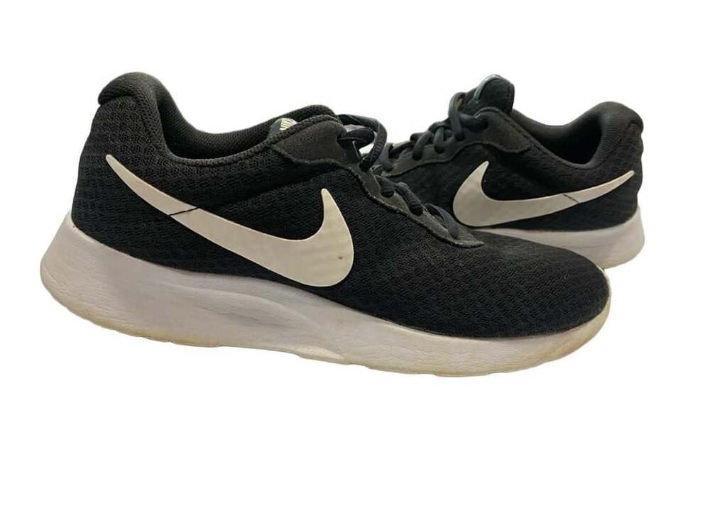 Nike Tanjun Size 8 Black White Casual Sneakers